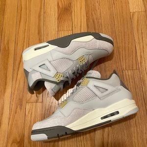 New in box! AIR JORDAN 4 RETRO SE 
Photon Dust/Pale Vanilla